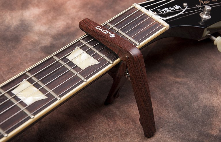 Joyo JCP-01 WD - kapodaster do gitary akustycznej / elektrycznej - obrazek 3